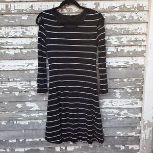 🌟 AGB shoulder cut out striped dress size medium